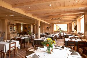 Restoran või mõni muu söögikoht majutusasutuses Hotel Restaurant Mont Champ du Feu