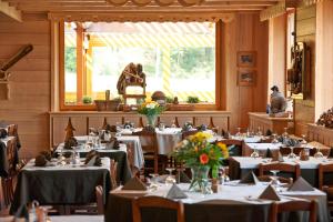 a dining room filled with tables and chairs at Hotel Restaurant Mont Champ du Feu in Belmont