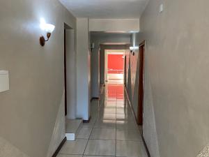 um corredor com um longo corredor com em Hotel Westphal em Pelotas