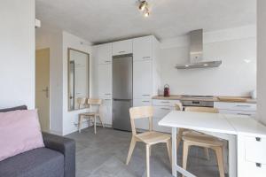 una cucina e un soggiorno con un divano e un tavolo di Appartement Rostani - Saint-Jean-de-Luz - Welkeys a Saint-Jean-de-Luz