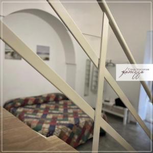 una scala con un letto in una camera di Sofia Stone House ad Alberobello