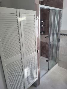 Kúpeľňa v ubytovaní POBIEROWO BALTIC Apartament Turkusowy