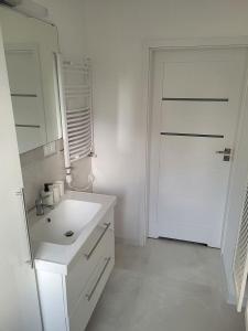 Kúpeľňa v ubytovaní POBIEROWO BALTIC Apartament Turkusowy