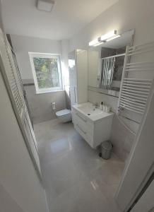 Kúpeľňa v ubytovaní POBIEROWO BALTIC Apartament Turkusowy