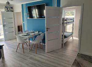Kuchyňa alebo kuchynka v ubytovaní POBIEROWO BALTIC Apartament Turkusowy + 37 fotografií