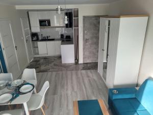 Kuchyňa alebo kuchynka v ubytovaní POBIEROWO BALTIC Apartament Turkusowy