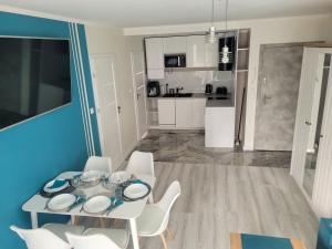 Kuchyňa alebo kuchynka v ubytovaní POBIEROWO BALTIC Apartament Turkusowy