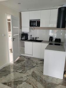 Kuchyňa alebo kuchynka v ubytovaní POBIEROWO BALTIC Apartament Turkusowy