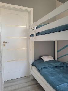 Posteľ alebo postele v izbe v ubytovaní POBIEROWO BALTIC Apartament Turkusowy