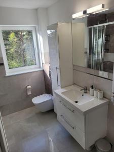 Kúpeľňa v ubytovaní POBIEROWO BALTIC Apartament Turkusowy