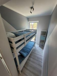 Posteľ alebo postele v izbe v ubytovaní POBIEROWO BALTIC Apartament Turkusowy