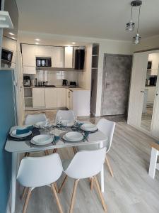 Kuchyňa alebo kuchynka v ubytovaní POBIEROWO BALTIC Apartament Turkusowy