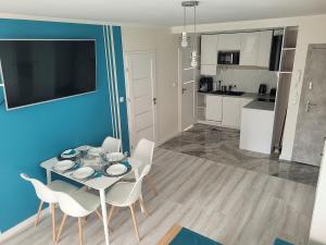 Kuchyňa alebo kuchynka v ubytovaní POBIEROWO BALTIC Apartament Turkusowy