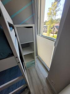 Poschodová posteľ alebo postele v izbe v ubytovaní POBIEROWO BALTIC Apartament Turkusowy