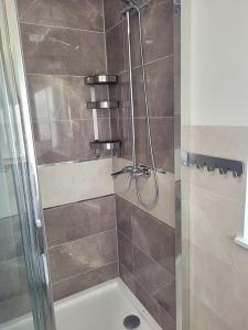 Kúpeľňa v ubytovaní POBIEROWO BALTIC Apartament Turkusowy