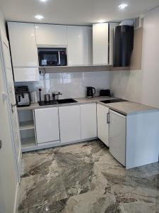 Kuchyňa alebo kuchynka v ubytovaní POBIEROWO BALTIC Apartament Turkusowy
