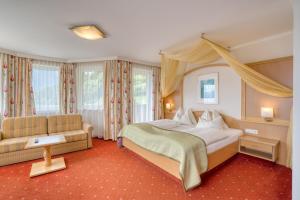 Postel nebo postele na pokoji v ubytování Alpinresort Schillerkopf