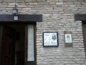 Libros的住宿－Casa de la abuela María，一座石头建筑,旁边标有标志