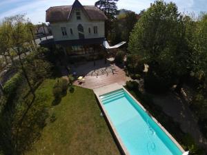 Bazén v ubytování Hôtel de charme L'Orée du Parc nebo v jeho okolí