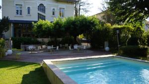 Bazén v ubytování Hôtel de charme L'Orée du Parc nebo v jeho okolí