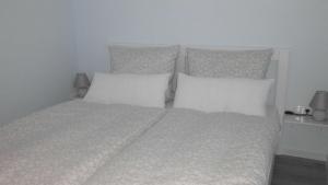 レーメにあるZum Hochuferのベッドルーム1室(白いシーツと枕のベッド1台付)
