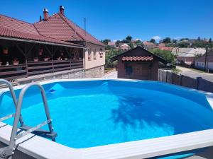 The swimming pool at or close to Négy Évszak Vendégház