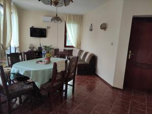 TV a/nebo společenská místnost v ubytování Guesthouse Oasis-Shabla + 30 fotografií