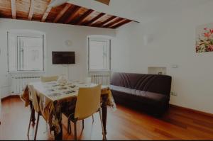 a living room with a table and a couch at PRIA de MAR in Riomaggiore