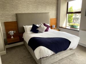 Un pat sau paturi într-o cameră la The Imperial Garvagh