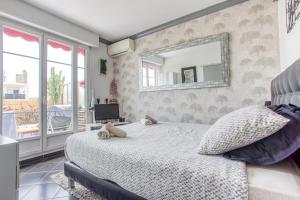 Un dormitorio con una cama con dos ositos de peluche. en LE MANTEGA - F2 MODERNE,CENTRE VILLE, 2 GRANDES TERRASSES,CLIMATISATION, ASCENSEUR en Niza