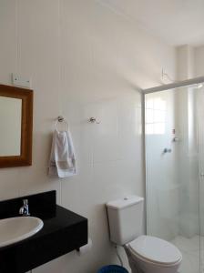 uma casa de banho com um WC, um lavatório e um chuveiro em Hotel Janaína em Porto Belo