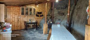 ein Holzzimmer mit einem Tisch und einem Tisch sidx sidx sidx in der Unterkunft Guest House Tsasne in Omalo