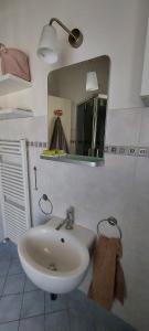 bagno con lavandino e specchio di La Tana di Margherita a Perugia