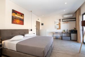 - une chambre avec un lit et un bureau dans l'établissement Dunlin Hotel, à Athènes