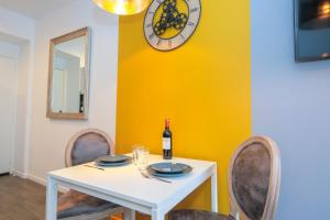 Televízia a/alebo spoločenská miestnosť v ubytovaní L'Océan, T2 hypercentre chic et cosy, Wifi par SOVALFI