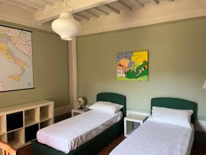 1 Schlafzimmer mit 2 Betten und einer Karte an der Wand in der Unterkunft House on the river in Calci