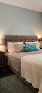 um quarto com uma cama grande com almofadas brancas e azuis em Suite Camões no Porto