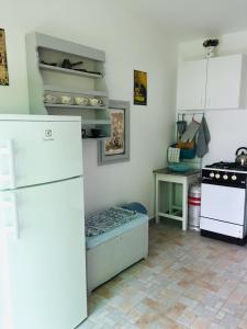 Virtuvė arba virtuvėlė apgyvendinimo įstaigoje Retro Apartman