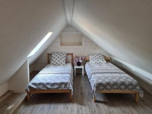 2 camas num quarto no sótão com escadas em 20 min de Disneyland - 4 chambres - 30 min Paris em Thorigny-sur-Marne