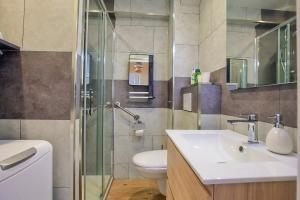 un bagno con wc, lavandino e doccia di La Douce Vie a Le Touquet-Paris-Plage Altre 17 foto
