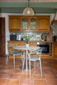 a kitchen with a table and chairs in it at Villa de vacances 6 personnes in Orpierre