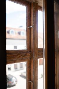 una ventana abierta con vistas a un edificio en Fotogrāfa Apartamenti, en Kuldīga