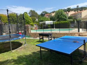 Stolný tenis v ubytovaní 3 Pièces climatisé en rez de jardin avec piscine alebo v jeho okolí
