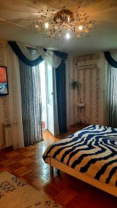 カームヤネツィ・ポジーリシクィイにあるTwo bedroom in Park Zoneのベッドルーム1室(ベッド1台、シャンデリア付)