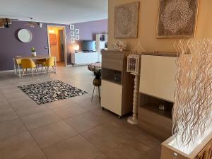 ZEFIA HOME في كاتانيا: غرفة معيشة مع مطبخ وغرفة طعام