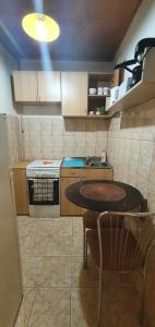 uma pequena cozinha com uma mesa e um fogão em Jo's chillout place em Timisoara