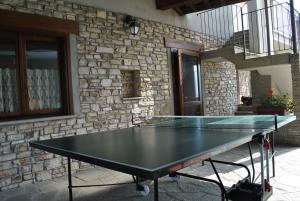Stolní tenis v ubytování Agriturismo L'Ciabot nebo okolí
