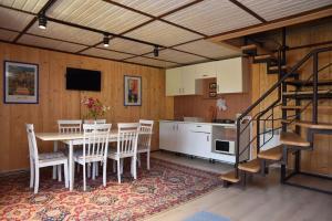 eine Küche und ein Esszimmer mit einem Tisch und Stühlen in der Unterkunft Rimma Шешори з чаном та сауною in Scheschory