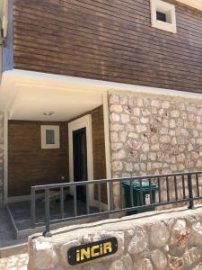 una entrada a un edificio con una pared de piedra en Silyan Villas, en Antalya