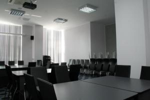 an empty conference room with a table and chairs at Hotel Zytto by Razvan Rat in Slatina